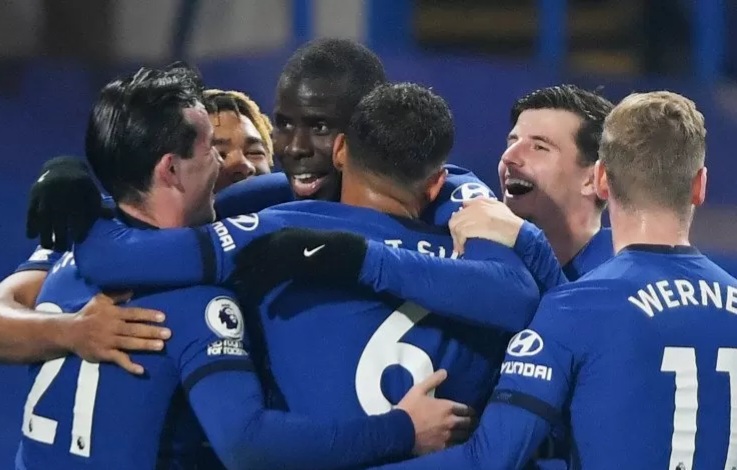 Selebrasi skuad Chelsea usai menang besar 4-1 dari Villa Park. Fotov: Ist