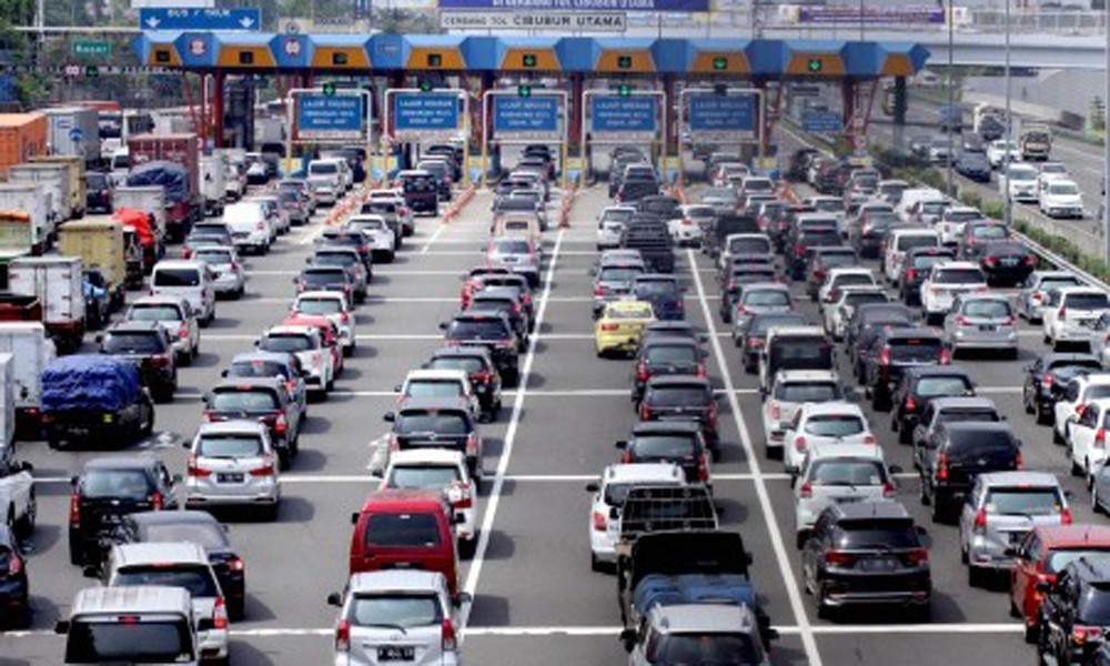 Antrian pemudik di gerbang tol Cikampek. Foto : Ist