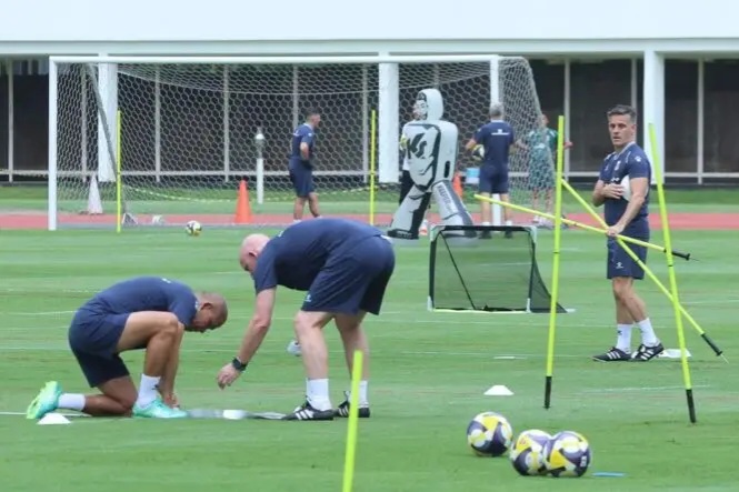 Kepala pelatih PSSI John Herdman dan staf pelatih mempersiapkan peralatan untuk latihan. Foto : Ist