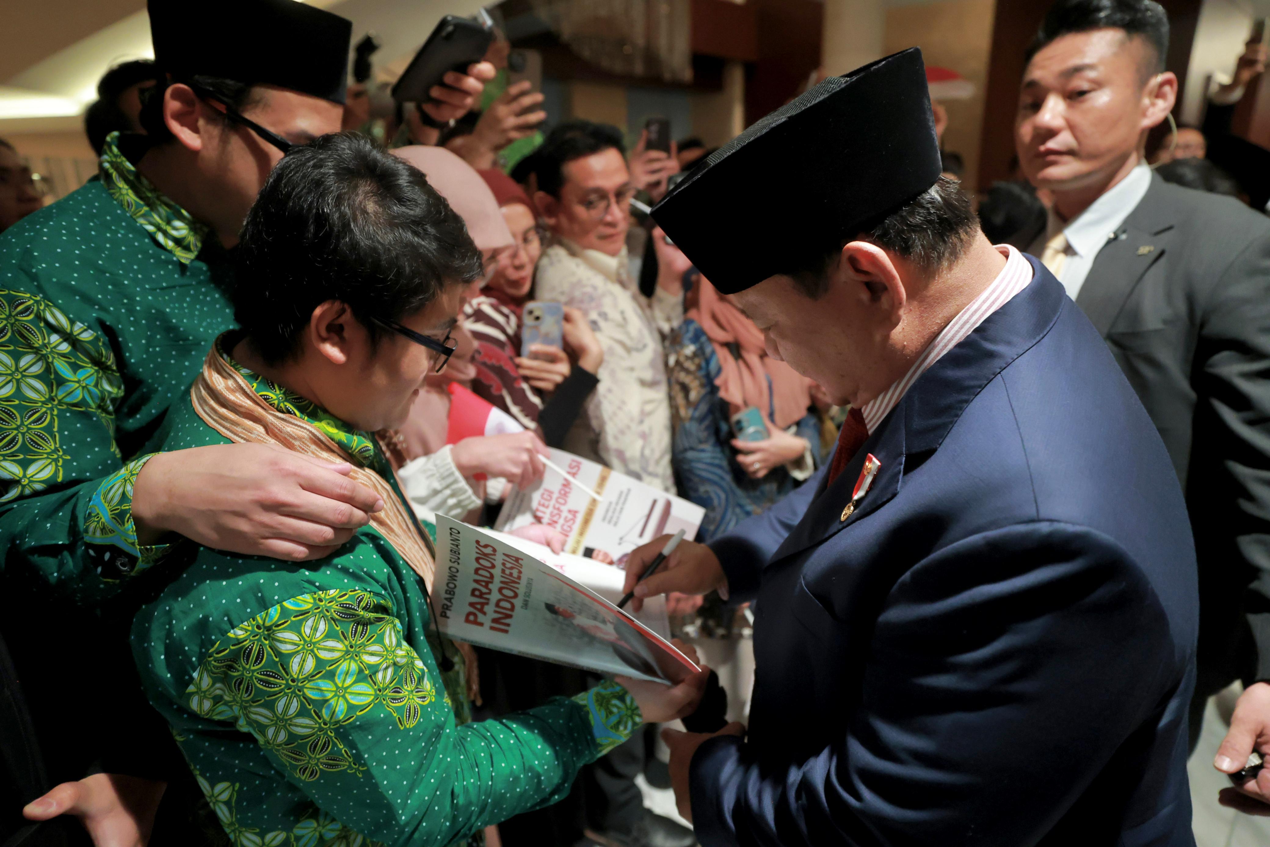Presiden Prabowo memberikan tanda tangan kepafa Diaspora yang tinggal di Tokyo. Foto : Bakom RI