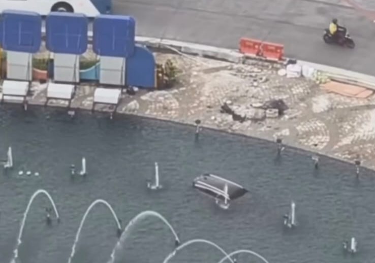 Diduga ganguan mesin sebuah mobil masuk ke Bundersn HI. Foto : IG