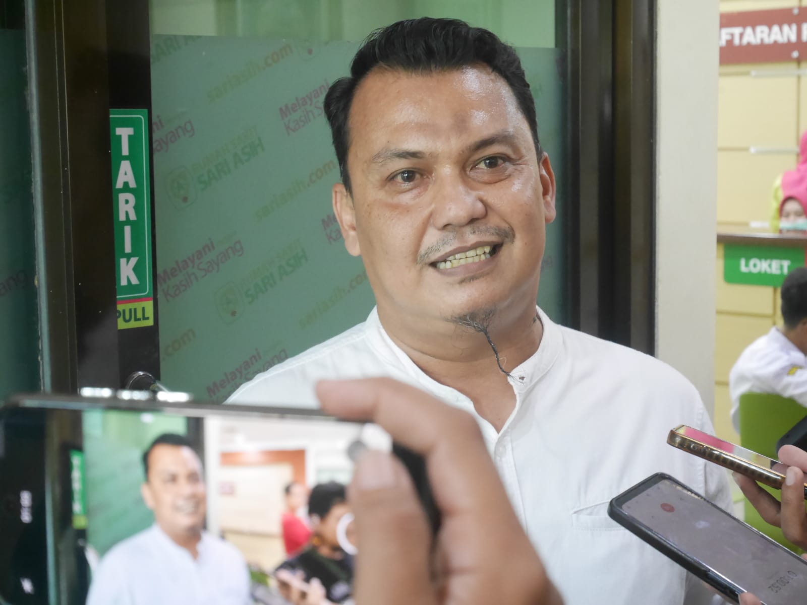 Kabid Pelatihan dan Produktivitas Disnakertrans Kota Serang, Nafis Hani, saat diwawancara di Rumah Sakit Sari Asih, Kota Serang, Rabu (11/3/2026).(Ari Supriadi/tangselpos.id)