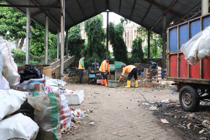 Pugas TPST Neroktog memasukan sampah ke alat pencacah sampah untuk dijadikan kompos.