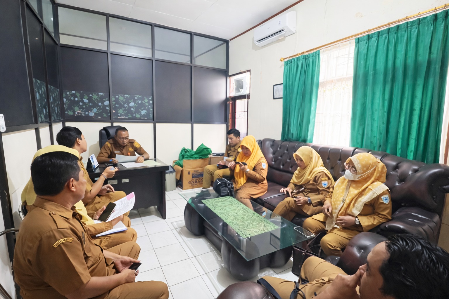 Rapat Koordinasi (Rakor) terbatas evaluasi optimalisasi PAD bersama Sekretaris, dan para Kepala UPT di lingkungan DPKP Pandeglang, Senin (2/3/2026).(Istimewa)