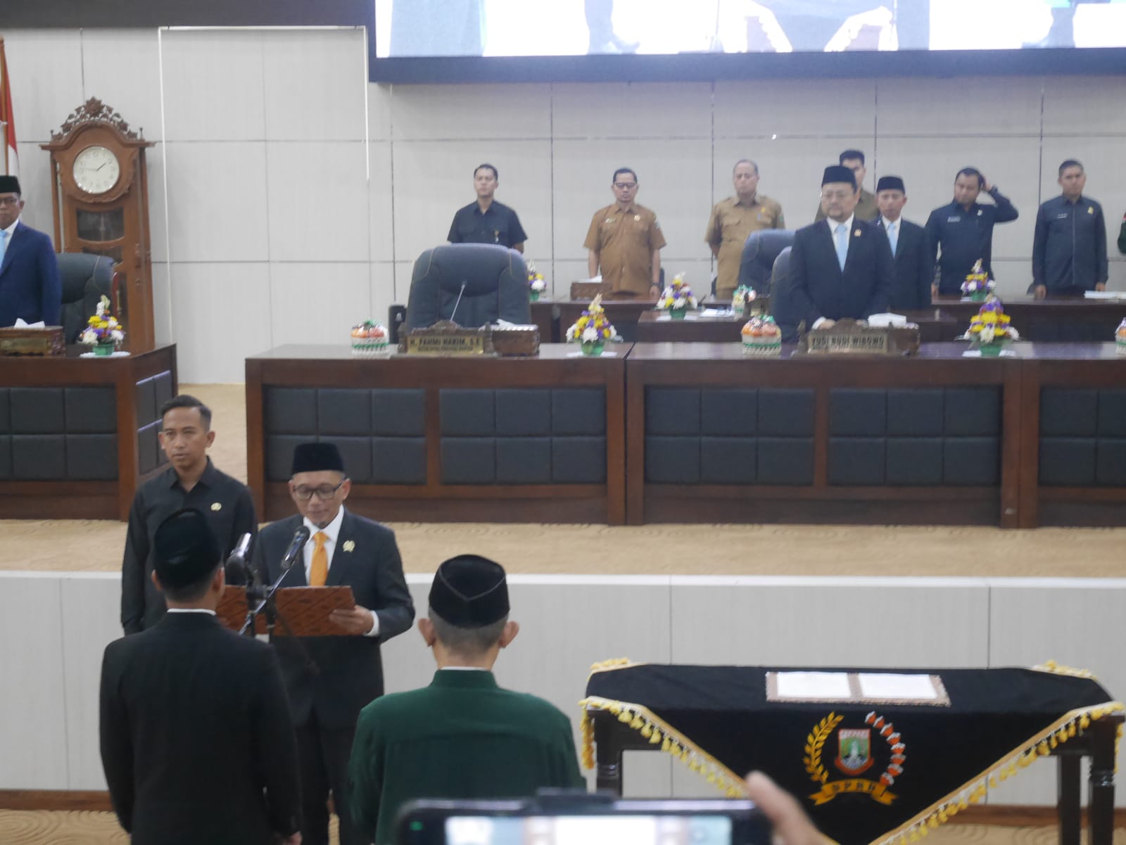 Wakil Ketua DPRD Banten, Imron Rosadi mengambil sumpah dan pelantikan Abdul Rohman sebagai anggota DPRD Banten, Senin (3/3/2026).(Ari Supriadi/tangselpos.id)