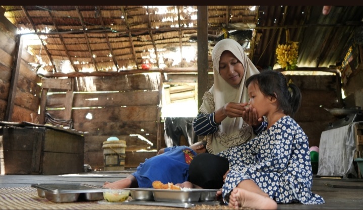 Merianti, warga Lebak Permai, Kayu Agung, Ogan Komering Ilir (OKI), Sumatera Selatan sedang menyuapi putrinya dengan menu dari MBG. Foto : Tim Media Presiden