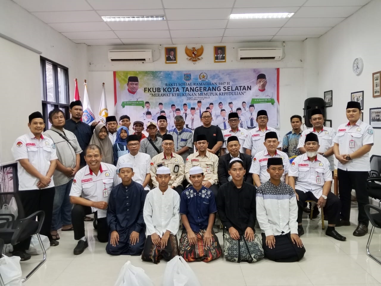 BERBAGI. Forum Kerukunan Umat Beragama (FKUB) Kota Tangerang Selatan (Tangsel) kembali menebar kebaikan melalui kegiatan bertajuk “Berbagi Berkah di Bulan Suci Ramadan”.