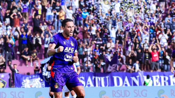 Mantan skuad Persib yang kini membela Persik Kediri Ezra Walian. Foto : Ist