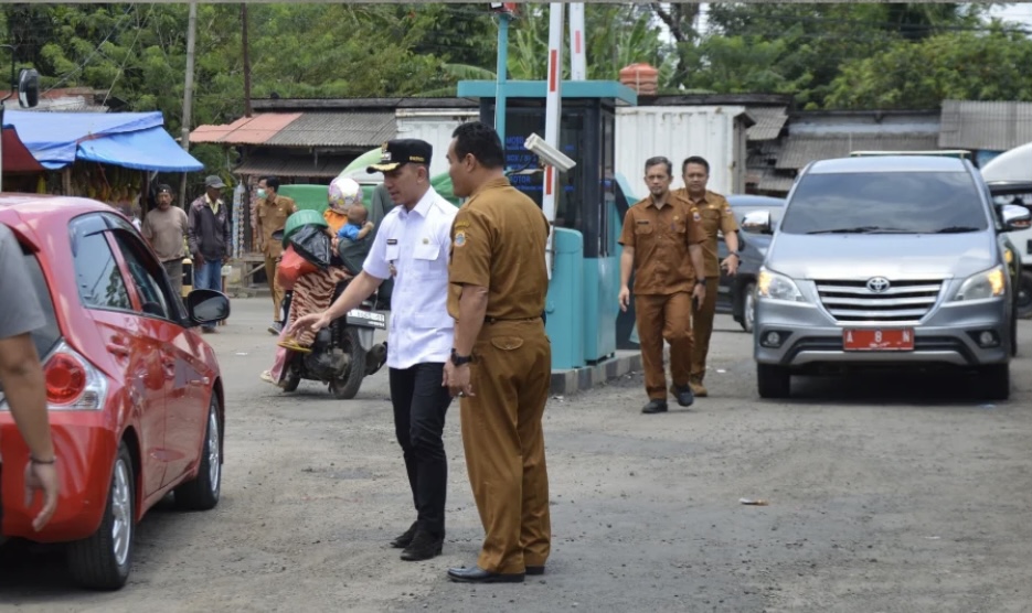 TINJAU. Bupati Lebak, Moch Hasbi Asyidiki Jayabaya tengah melakukan peninjauan langsung ke Pasar Sampay Kecamatan Warunggunung, Kabupaten Lebak, Senin (16/3).
