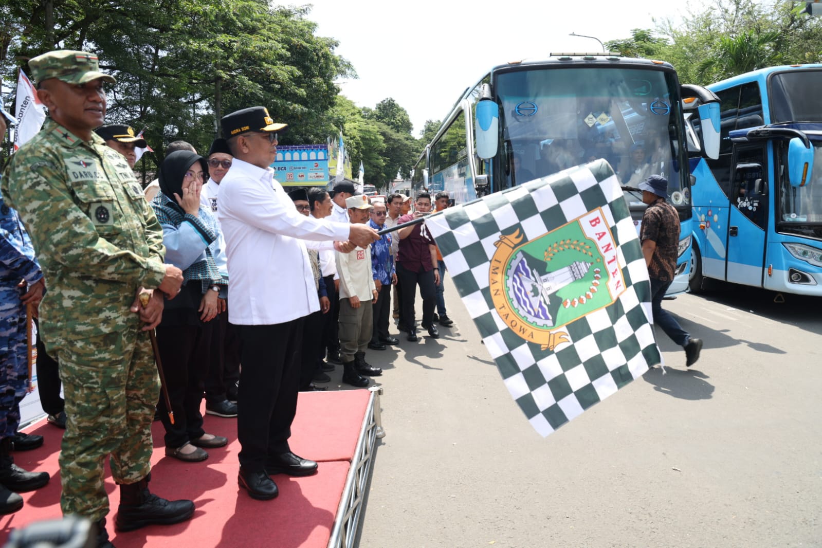 Gubernur Andra Soni saat melepas 22 Bus Mudik Gratis dari Pemprov Banten. Foto : Humas Pemprov