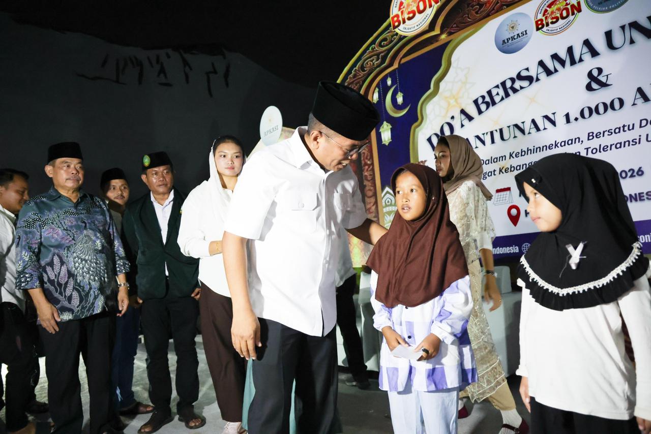 Gubernur Andra Soni menghadiri acara Doa Bersama untuk Negara dan Santunan 1.000 Anak Yatim” di Kota Serang. Foto : Humas Pemprov