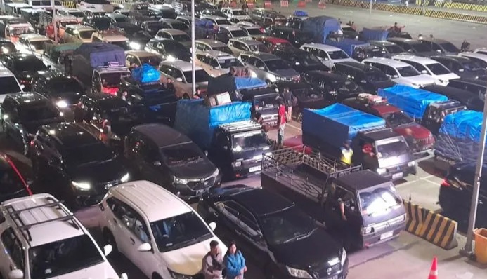 Suasana antrian penumpang di Pelabuhan Merak pada Sabtu (14/3/26). Foto : Ist