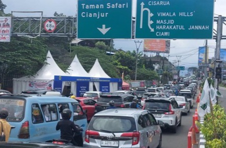 Jalur Puncak mulai ramai oleh kendaraan wisatawan. Foto : Ist