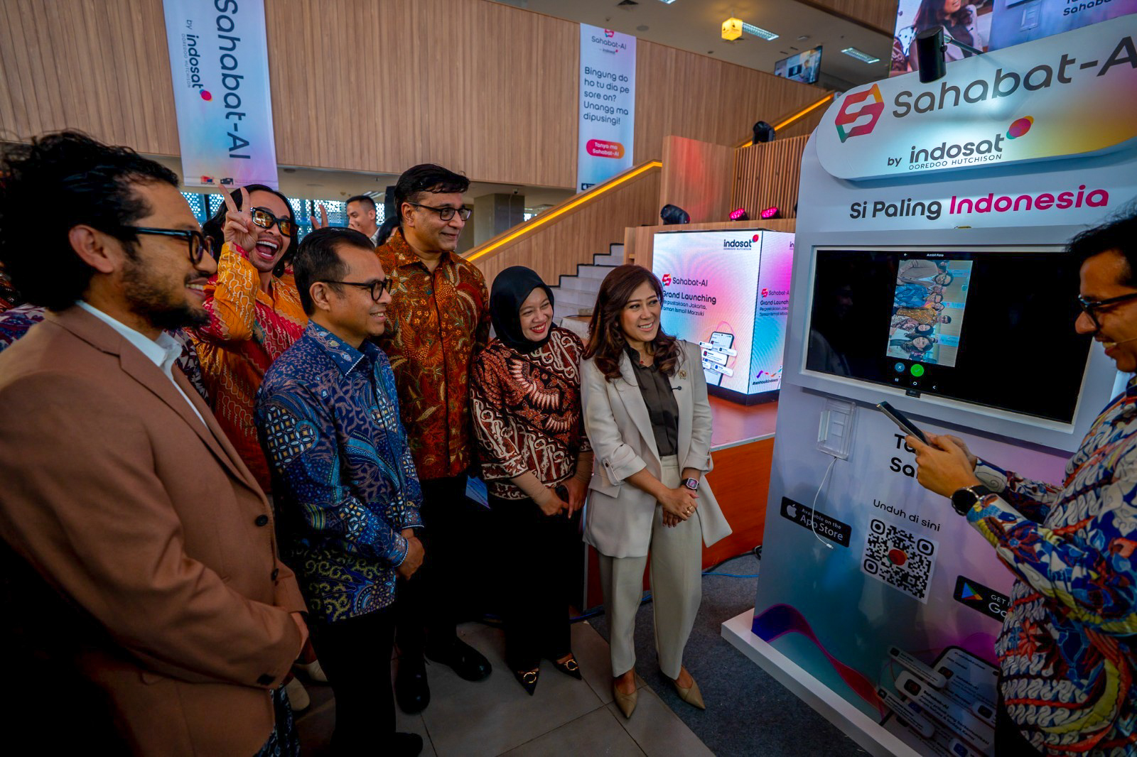 Menteri Komunikasi dan Digital RI bersama manajemen Indosat Ooredoo Hutchison meninjau demo Sahabat-AI di Jakarta. (Dok. Indosat)