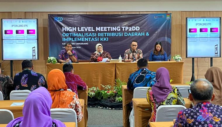 Wakil Bupati (Wabup) Tangerang, Intan Nurul Hikmah saat sedang memberikan arahan di kegiatan High Level Meeting Tim Percepatan dan Perluasan Digitalisasi Daerah (TP2DD) Kabupaten Tangerang.