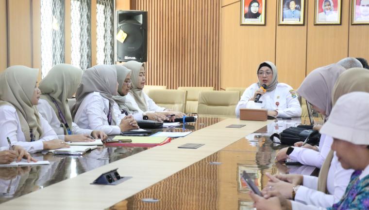 Wakil Bupati (Wabup) Tangerang, Intan Nurul Hikmah, saat membuka rapat informal antara Dinas Perpustakaan dan Arsip (Perpusip), Dinas Pendidikan (Dindik) serta Dinas Pemberdayaan Masyarakat dan Pemerintahan Desa (DPMPD) di Dinas Perpusip, Kamis (11/3).