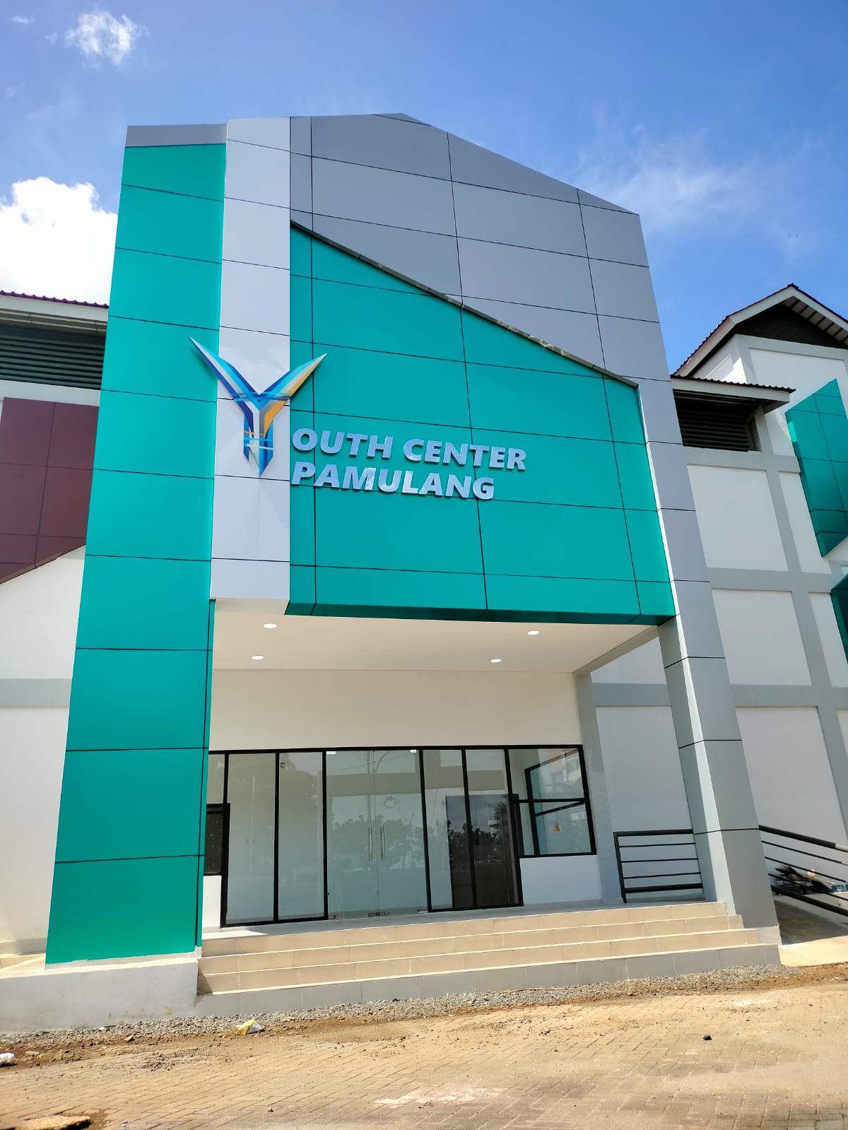 Tampak depan Gedung Serba Guna (GSG) Kecamatan Pamulang usai rampung pembangunan tahap I.