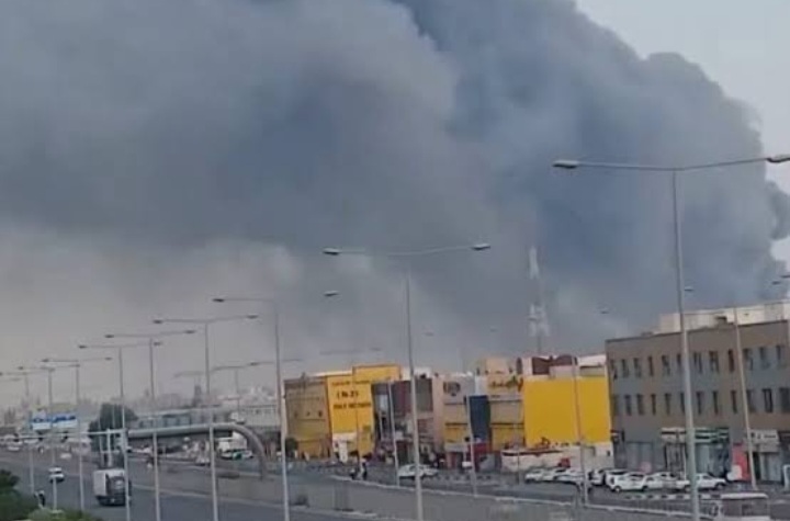 Kepulan asap terlihat di wilayah Qatar ak8nat Rudal Iran. Foto : Ist