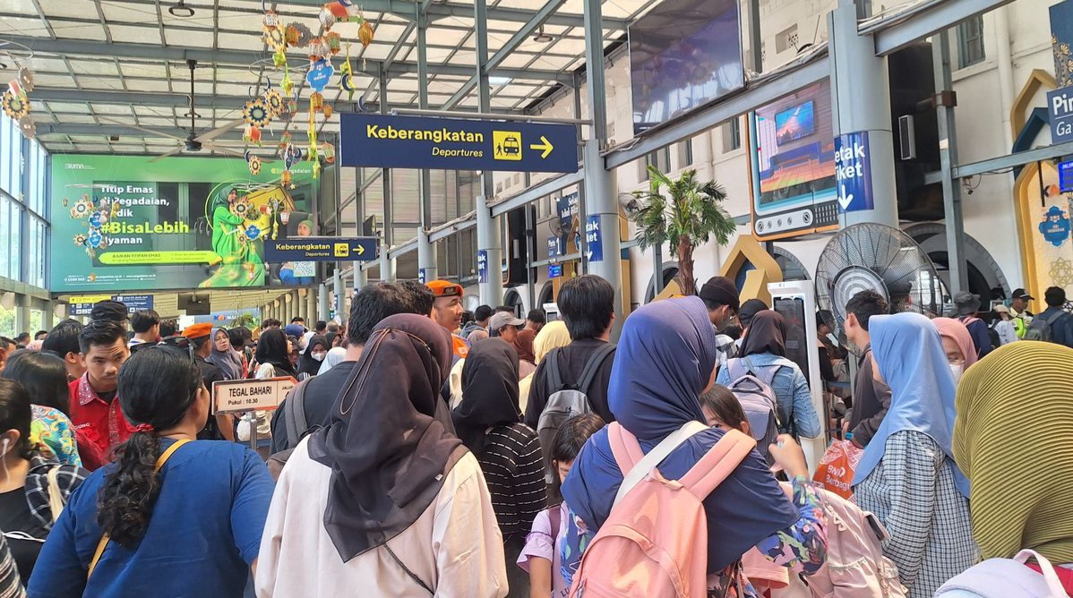 Ilustrasi penumpang di Stasiun Senin. Foto : Ist