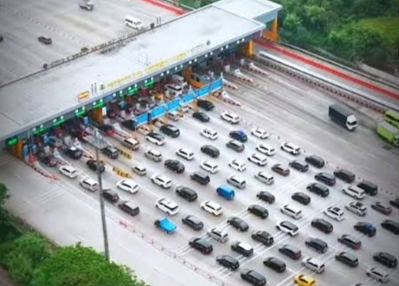 Antrian mobil yang akan menuju Jawa keluar di Tol Cikampek. Foto : Ist