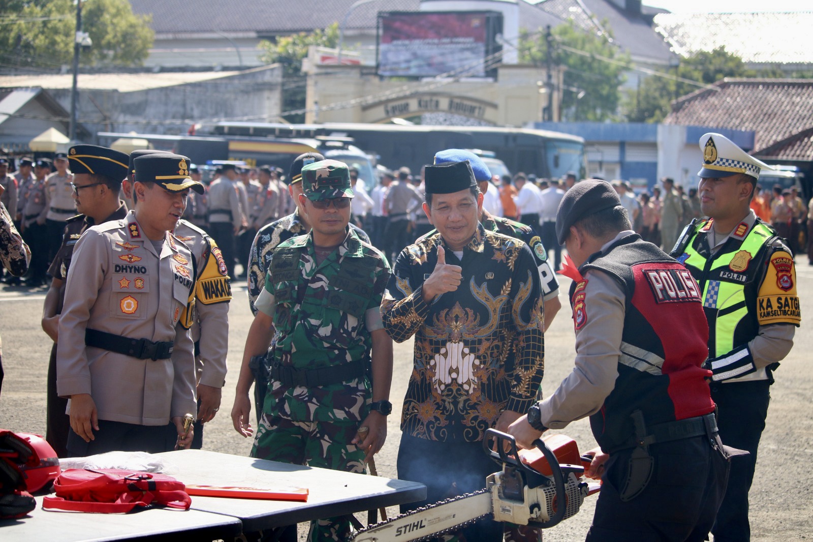 KESIAPAN PERSONEL. Kapolres Pandeglang AKBP Dhyno Indra Setyadi bersama Asda I Setda Pandeglang Doni Hermawan, sedang mengecek kesiapsiagaan personel operasi Ketupat 2026, di Halaman Mapolres Pandeglang, Kamis (12/3).