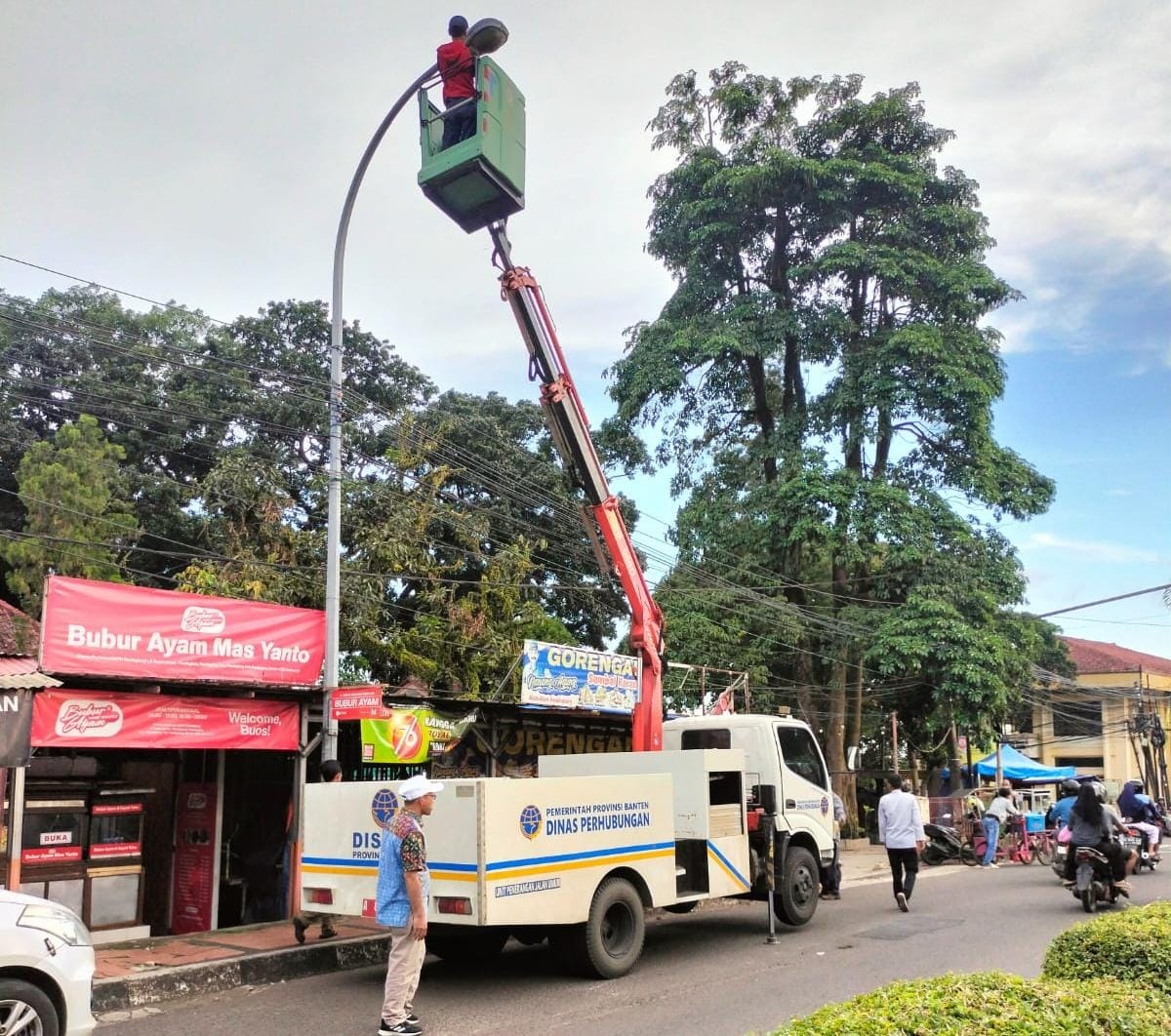 PASANG PJU. Petugas Dishub Pandeglang sedang memasang PJU di jalur perkotaan Kabupaten Pandeglang. Hal itu untuk menunjang keselamatan dan kenyamanan pengguna jalan, Minggu (15/3).