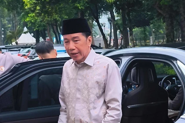Mantan Presiden ke 7 Jokowi saat tiba di Masjid Al - Bina komplek GBK. Foto : Ist