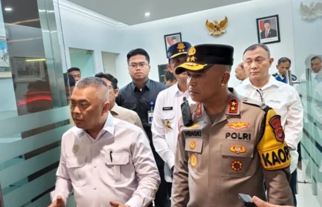 Menhub Dudy Purwagandhi (kiri) dan Kapolda Banten Irjen Pol. Hengki (kanan) saat sidak ke Pelabuhan Merak. Foto : Ist