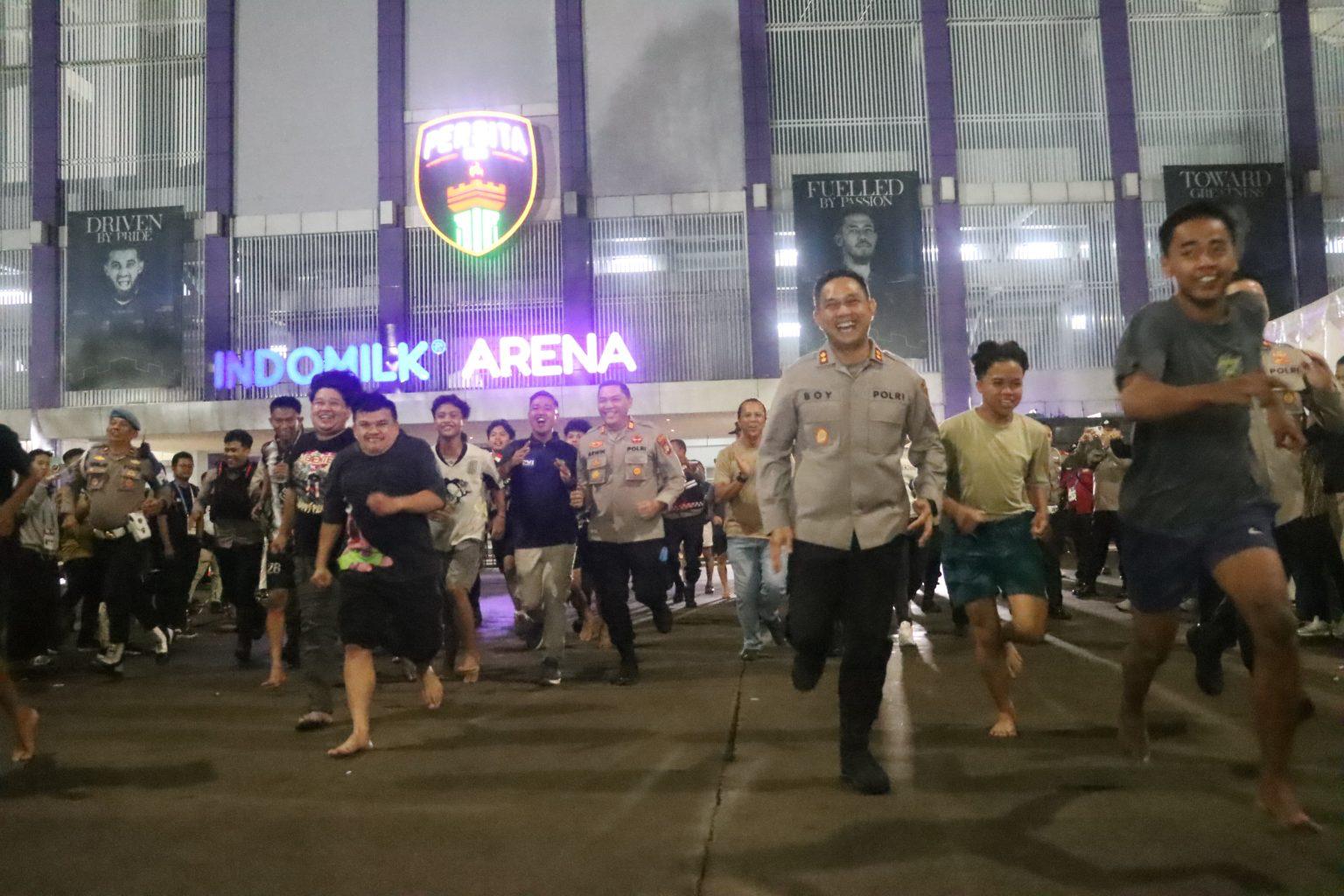 NIGHT RUN. Polres Tangerang Selatan (Tangsel) menggelar kegiatan Night Run atau lomba lari malam di area parkir Indomilk Arena.