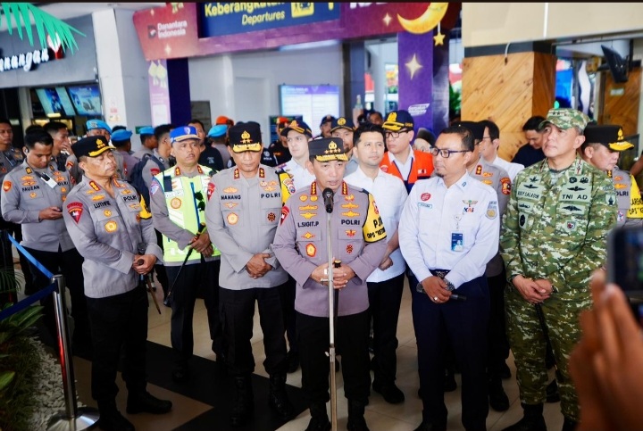 Kapolri Jenderal Listyo Sigit Prabowo saat konferensi pers di Mapolda Jatim. Foto : Ist
