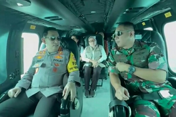 Kapolri Listyo Sigit Prabowo dab Panglima TNI Agus Subiyanto naik helikopter meninjau Pelabuhan Merak. Foto : Ist