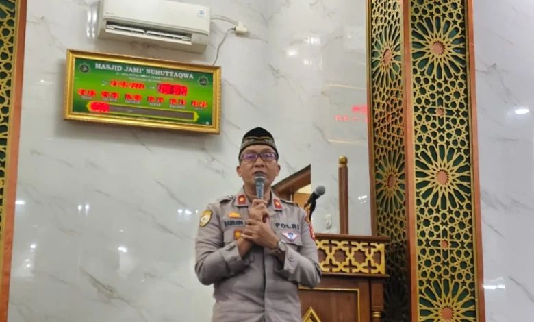 KULTUM. Kapolsek Polsek Ciputat Timur, Kompol Bambang Askar Sodiq, S.H., menggelar kegiatan kuliah tujuh menit (kultum) Tarawih di Masjid Nurut Taqwa, Serua Indah, Kecamatan Ciputat.