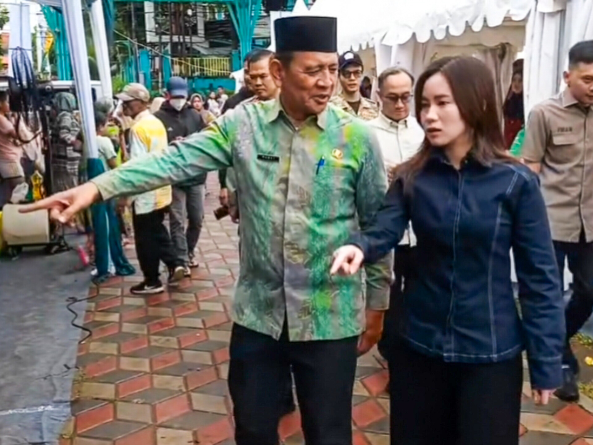 Camat Ciputat H. Mamat bersama Wakil Ketua DPRD Tangsel meninjau Bazar Pasar Murah Ramadan 2026 di Lapangan Kecamatan Ciputat, Kamis (5/3/2026). (Dok. Kecamatan Ciputat)