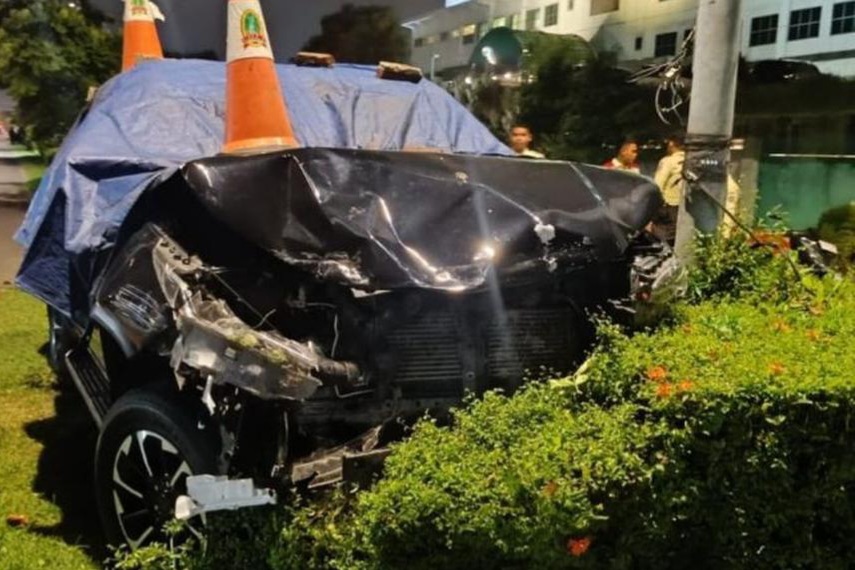 Mobil minibus yang terlibat kecelakasn di PIK. Foto : TMC Polda Metro Jaya