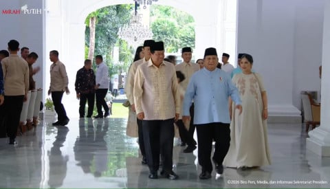 Mantan Presiden RI ke 6 Susilo Bambang Yudhoyono disambut Presiden Prabowo saat tiba di Istana. Foto : Ist
