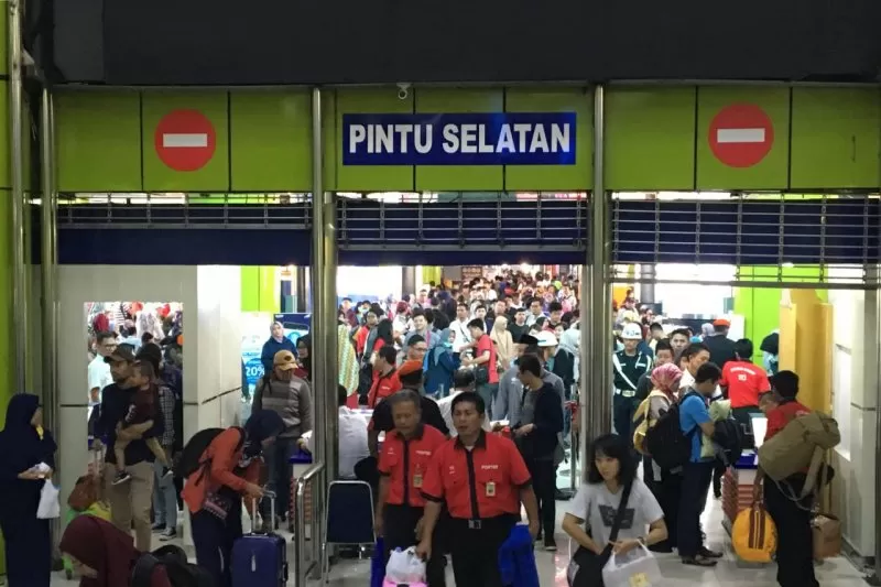 Penumpang memadati Stasiun Kereta Gambir. Foto : Ist