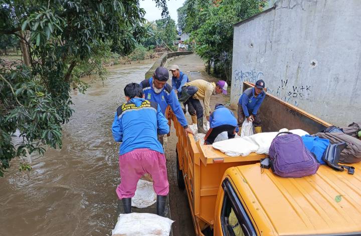 Petugas Dinas Pekerjaan Umum dan Penataan Ruang (DPUPR) Kota Tangerang memasang kisdam darurat di Perumahan Duren Village, Kelurahan Sudimara Selatan, Kecamatan Ciledug, Senin (9/3).