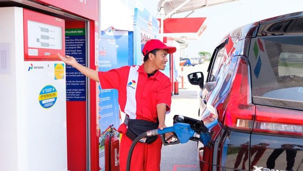 Konsumen sedang mengisi BBM Pertamax Series. Foto : Ist