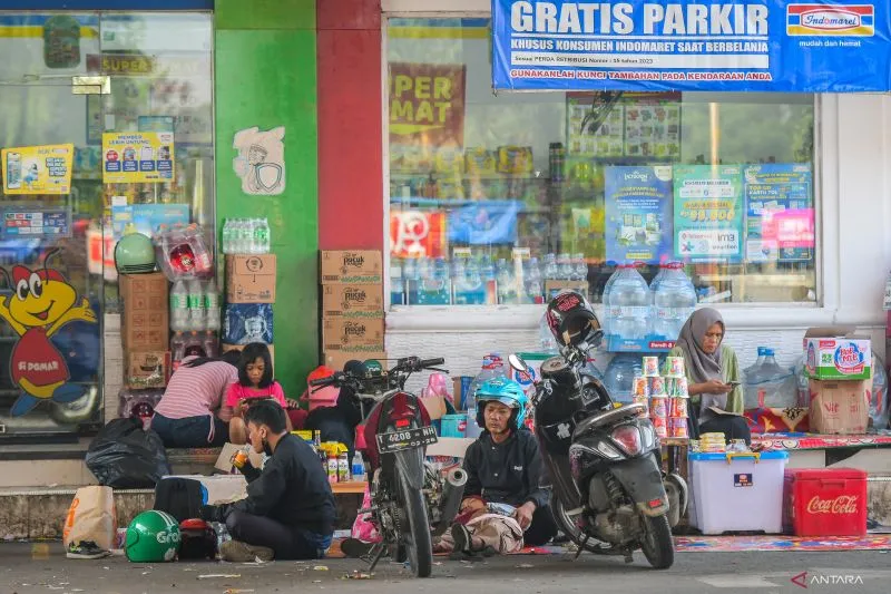 Pemudik yang naik motor istirahat sejenak. Foto : Ist