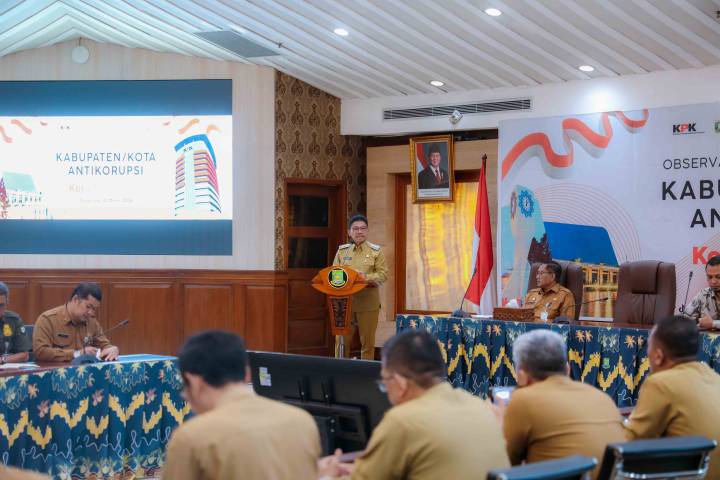 Wali Kota Tangerang, Sachrudin sedang memberikan sambutan saat kunjungan Direktorat Pembinaan Peran Serta Masyarakat (Ditpermas) KPK RI dalam rangka kegiatan observasi yang digelar di Ruang Rapat Akhlakul Karimah, Gedung Pusat Pemerintahan Kota (Puspemkot) Tangerang, Selasa (10/3).