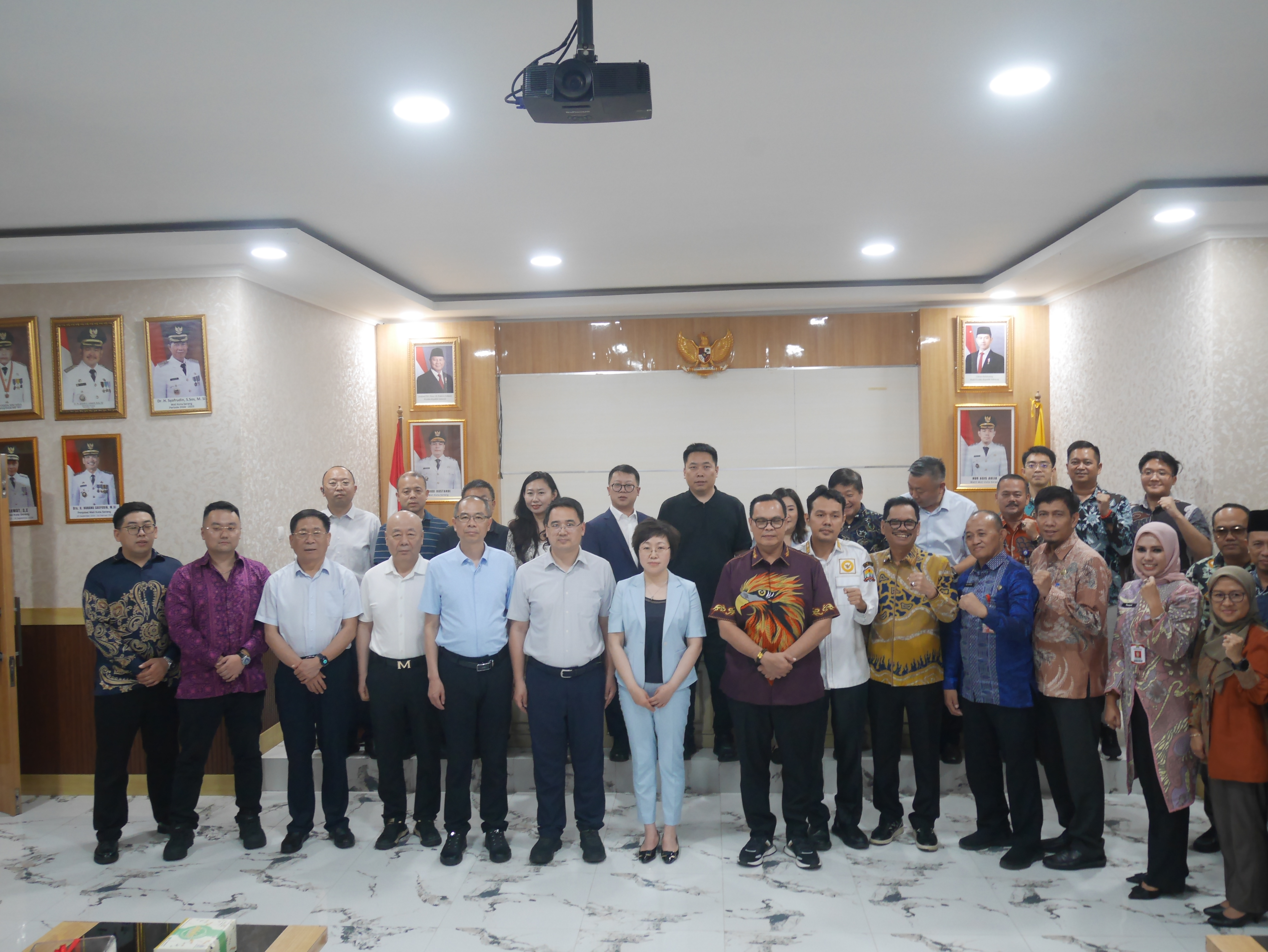 Foto bersama pertemuan antara Pemkot Serang dengan Pemerintah Kota Weifang, di Setda Kota Serang, Kamis (26/3/2026).(Ari Supriadi-tangselpos.id)