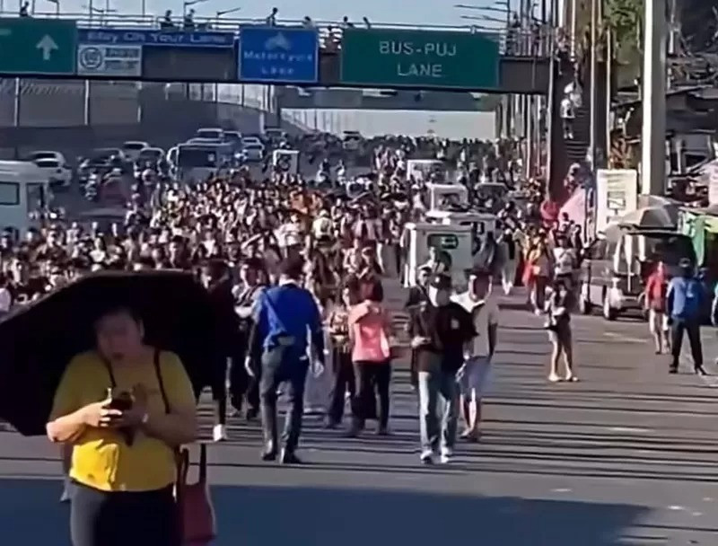 Warga Filipina jakan kaki untuk berangkat ke kantor. Foto : Ist