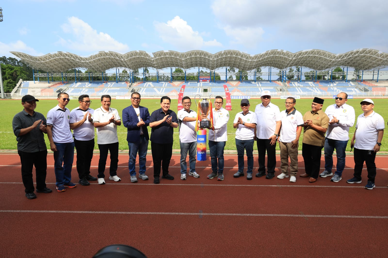 Gubernur Banten Andra Soni bersama Ketum PSSI Erick Thohir resmi membuka Liga 4 Piala Gubernur Banten di Stadion Benteng. Foto : Humas Pemprov