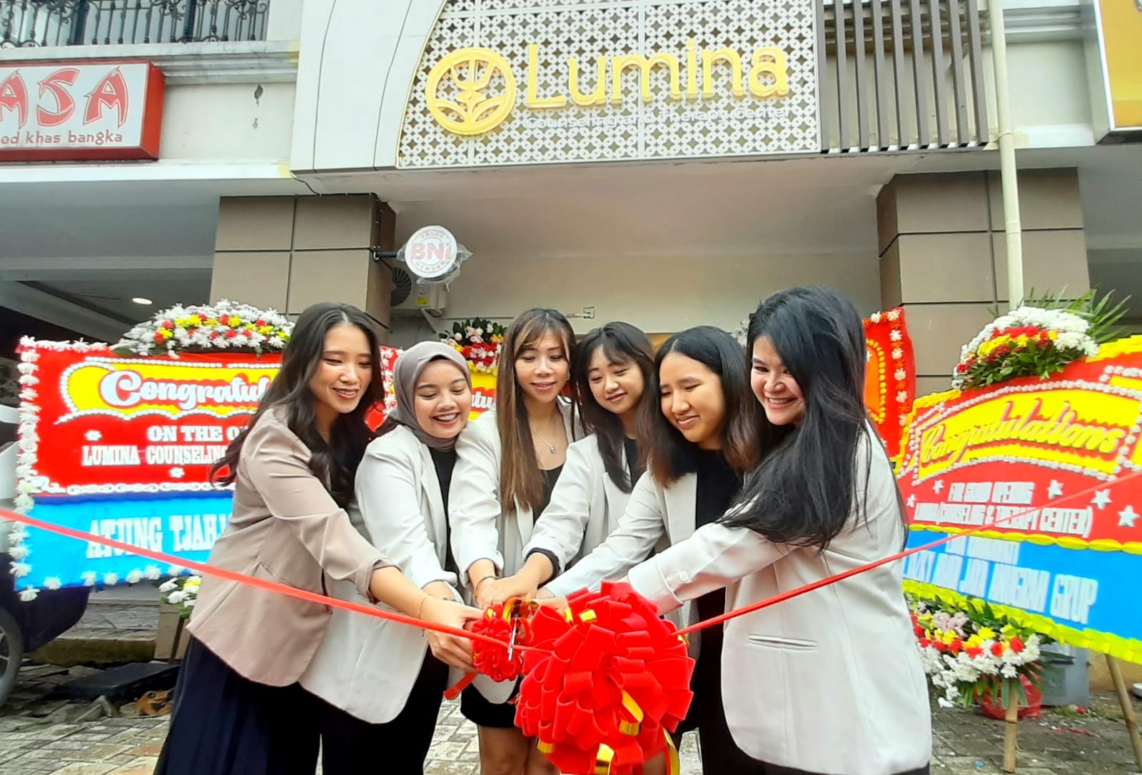 Naskah danNampak Founder Lumina beserta jajaran saat  pembukaan di daerah Summarecon Serpong. Foto : Irawan/TP