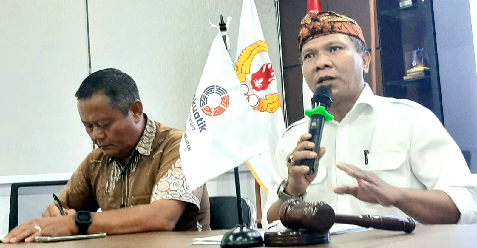 Masruri Bejo (kanan) saat memberikan sambutan perdana setelah terpilih secara aklamsi menjadi ketua umum akuatik kota Tangsel 2026-2030. (tangseppos.id/irawan)