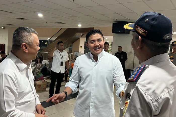 Menhub Dudy Purwagandhi (kiri) dan Seskab Teddy Indra Wijaya (tengah) saat sidak di Terminal Pulo Gebang. Foto : Ist