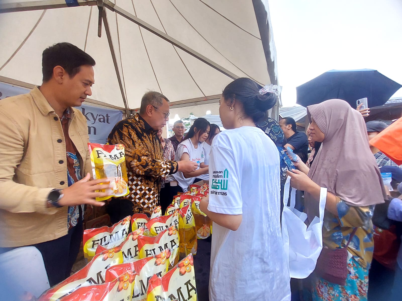 Wali Kota Tangsel, Benyamin Davnie saat ikut melayani warga dalam Bazar Ramadan Murah di Pondok Aren, Kamis (5/3).