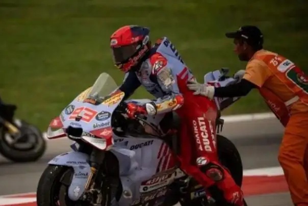 Pembalap Ducati Marc Marquez alami pecah ban dan gagal finis di MotoGP 2026 di Sirkuit Buriram, Thailand. Foto : Ist