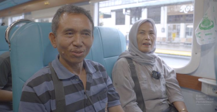 Pasutri ini merasakan nyamannya mudik dengan Kereta Rakyat. Foto : Ist