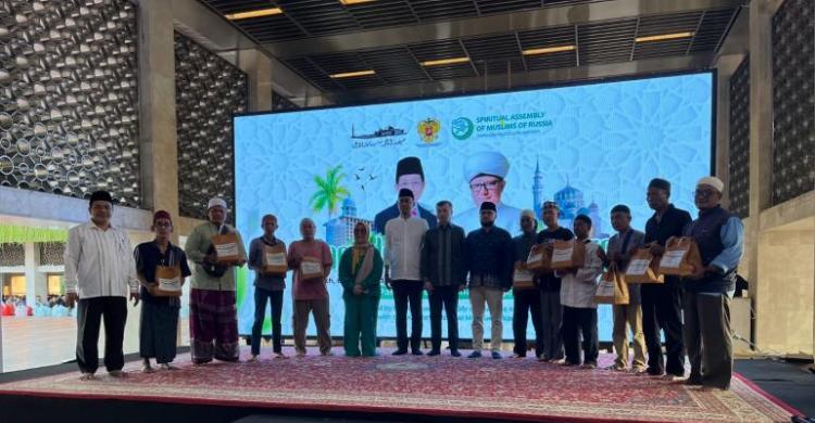 Muslim Rusia saat bukber di Masjid Istiqal. Foto : Ist